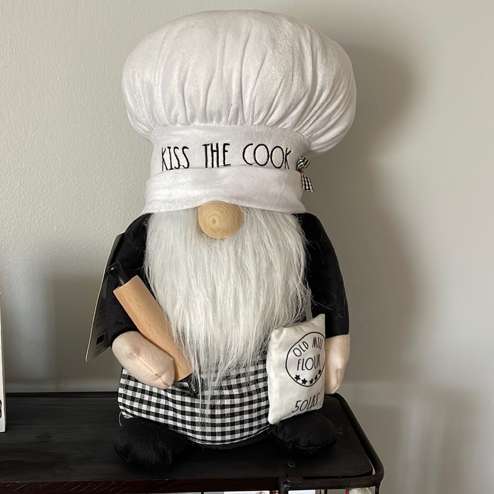 NEW Rae Dunn “KISS THE COOK” gnome Buffalo plaid apron